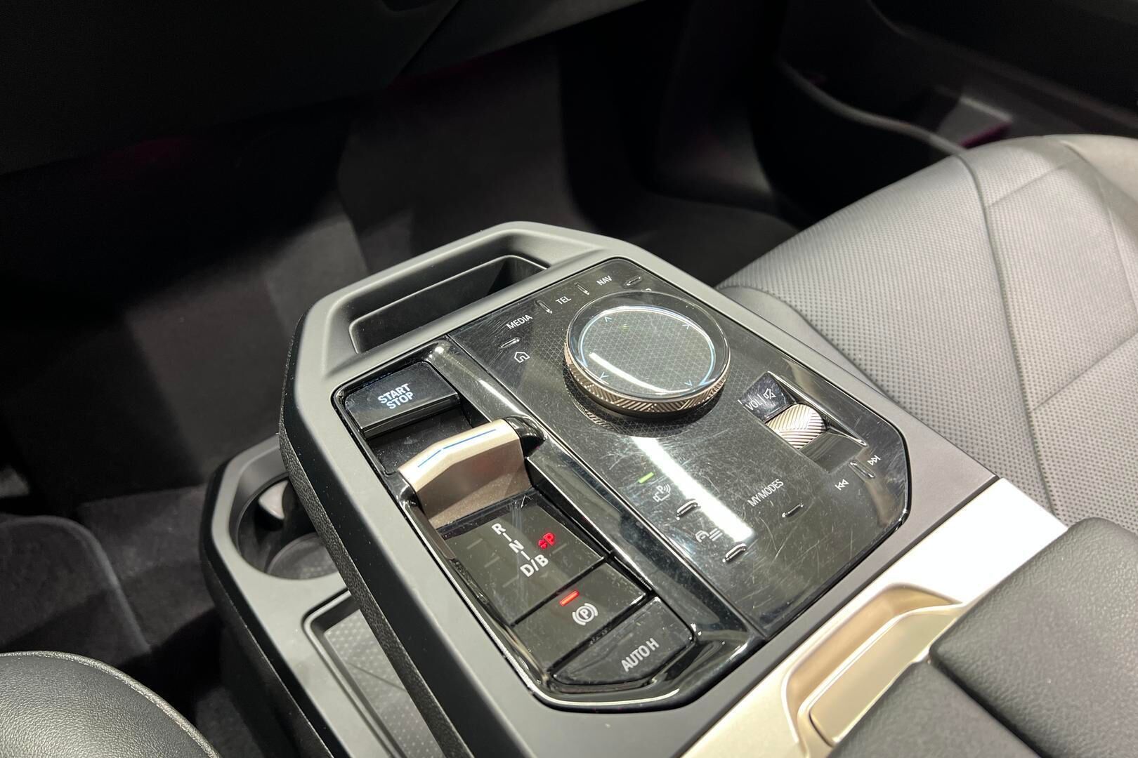 BMW IX iso kuva 22