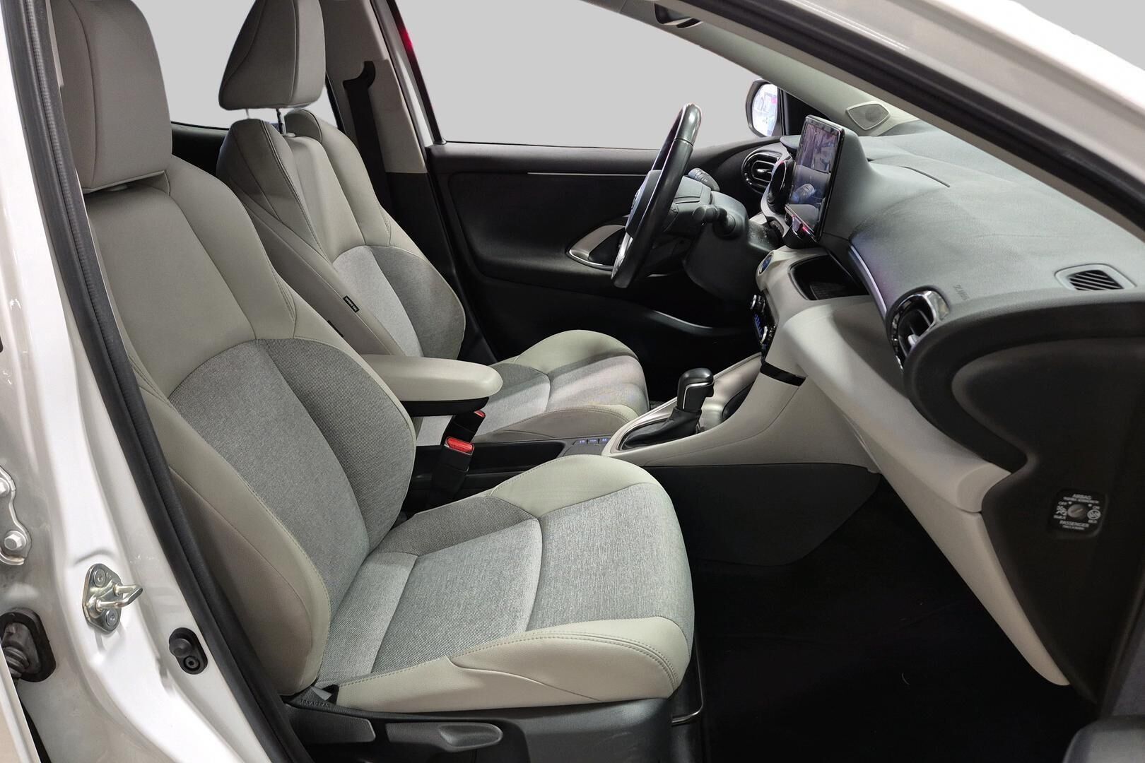 TOYOTA YARIS iso kuva 3