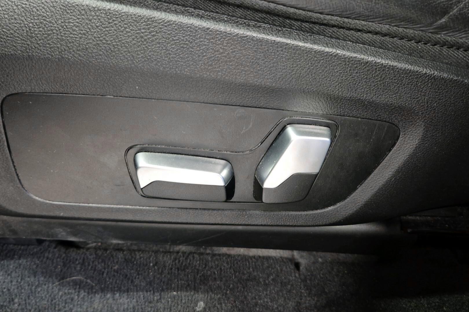 BMW IX3 iso kuva 7
