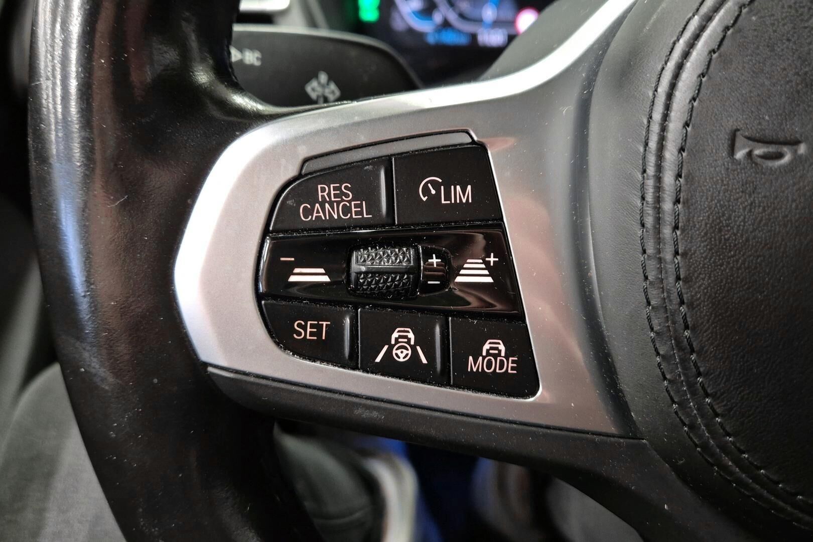 BMW IX3 iso kuva 8