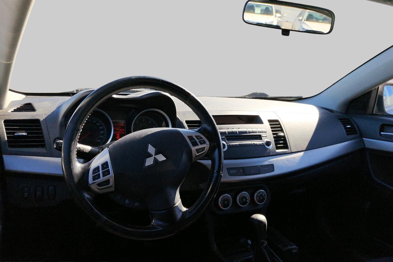 Mitsubishi Lancer iso kuva 2