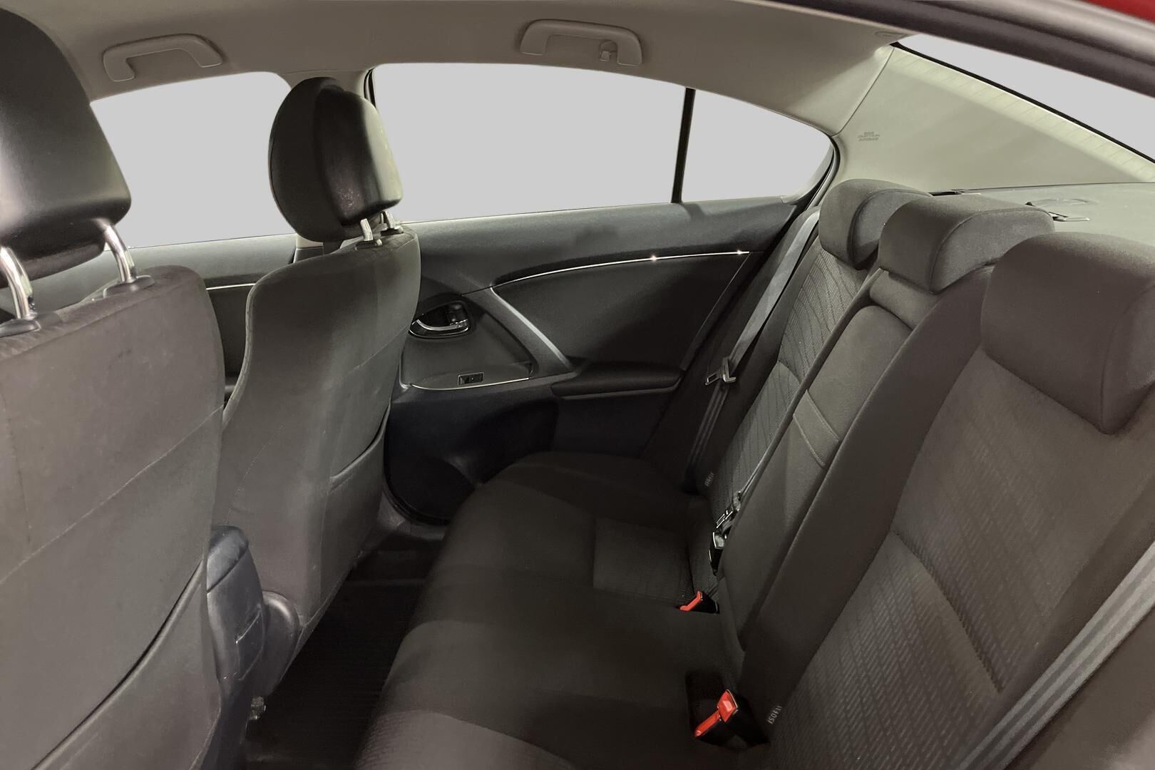 Toyota Avensis iso kuva 10