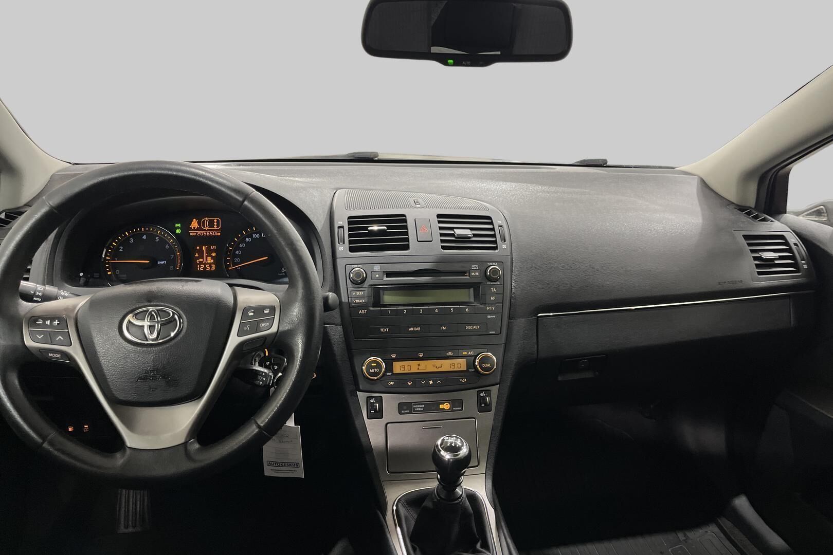 Toyota Avensis iso kuva 11