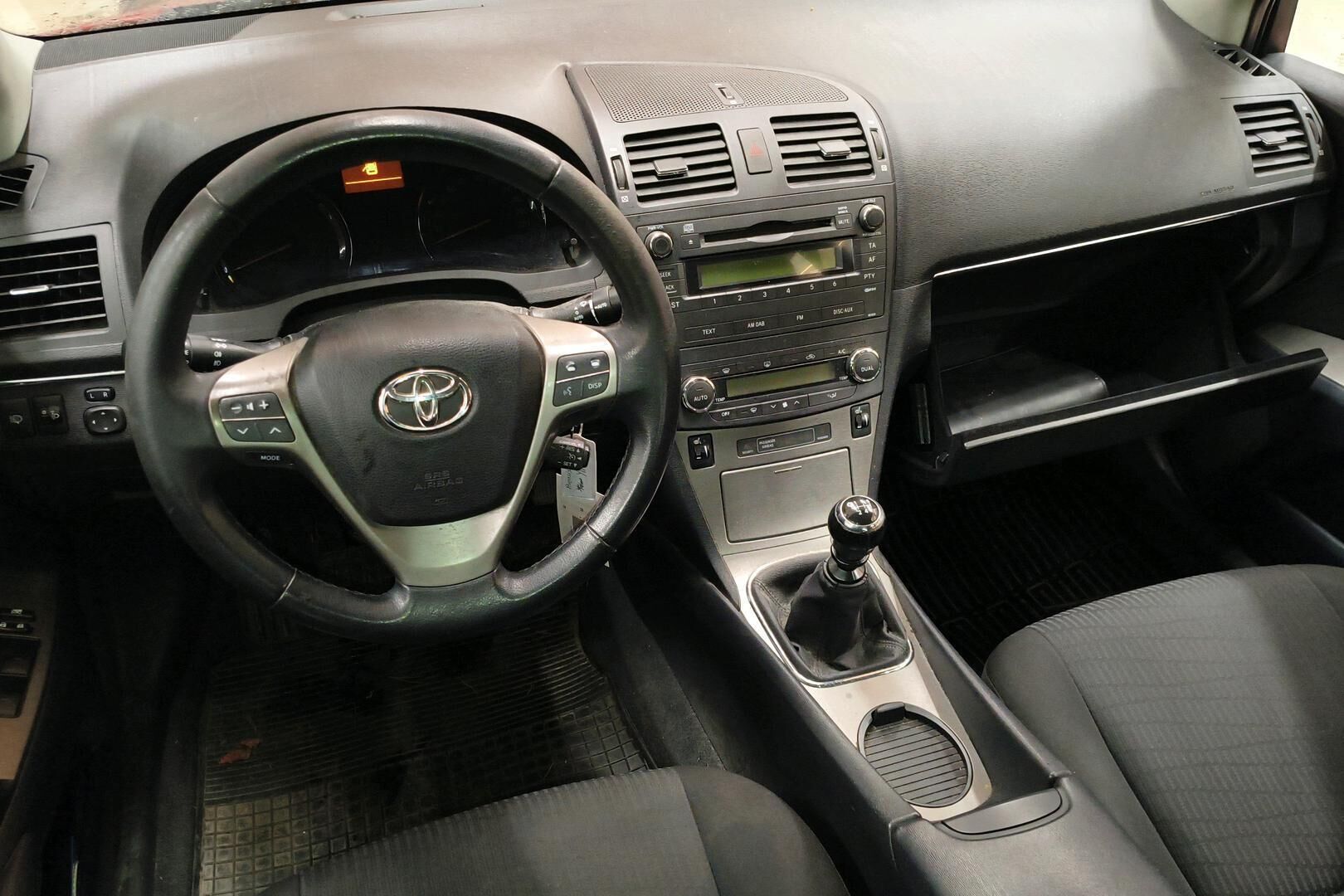 Toyota Avensis iso kuva 2