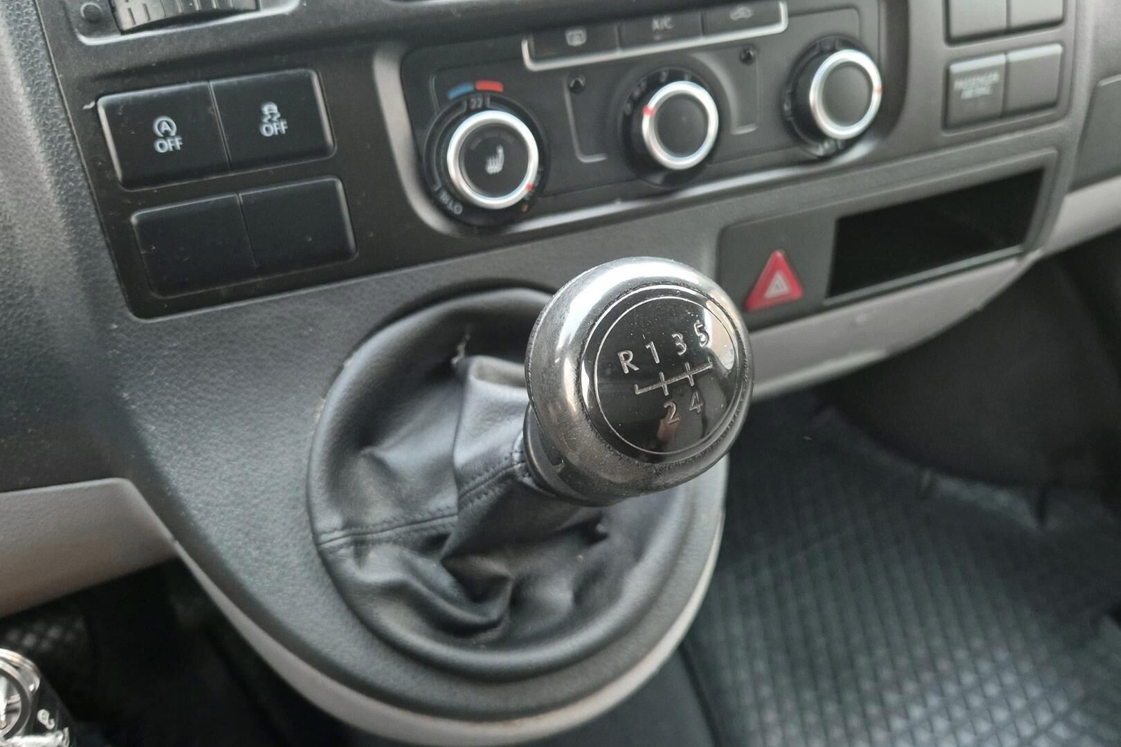 Volkswagen Transporter iso kuva 17