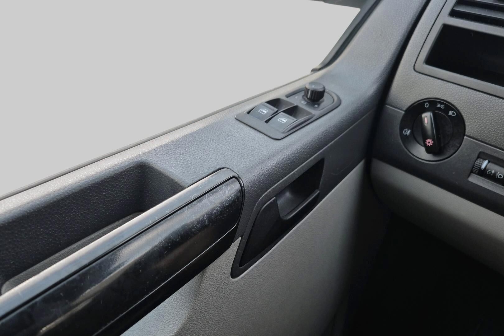 Volkswagen Transporter iso kuva 20