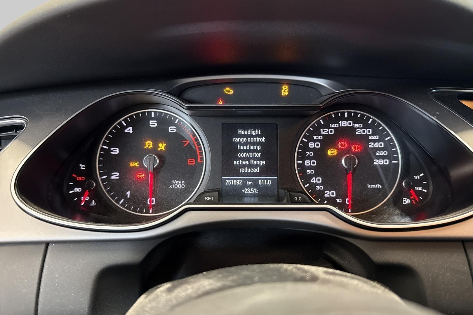 Audi A4 iso kuva 35