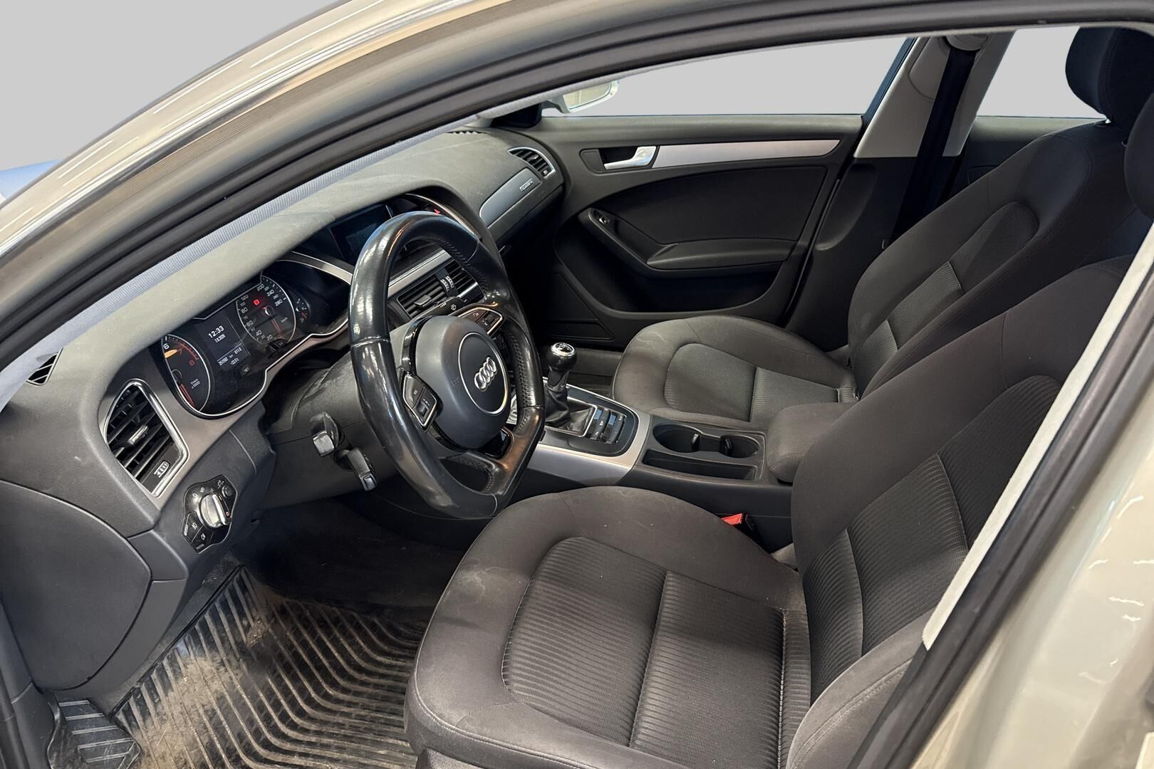 Audi A4 iso kuva 8