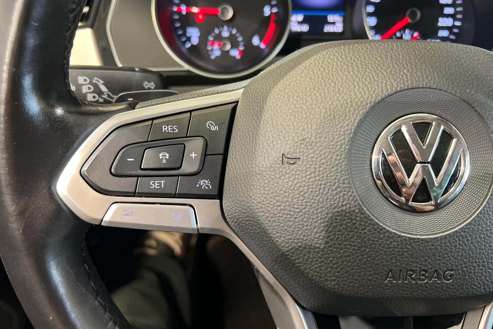 Volkswagen Passat iso kuva 23