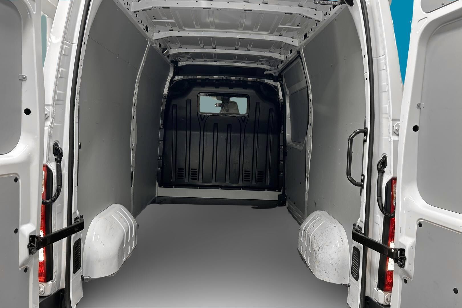 Nissan NV400 iso kuva 14