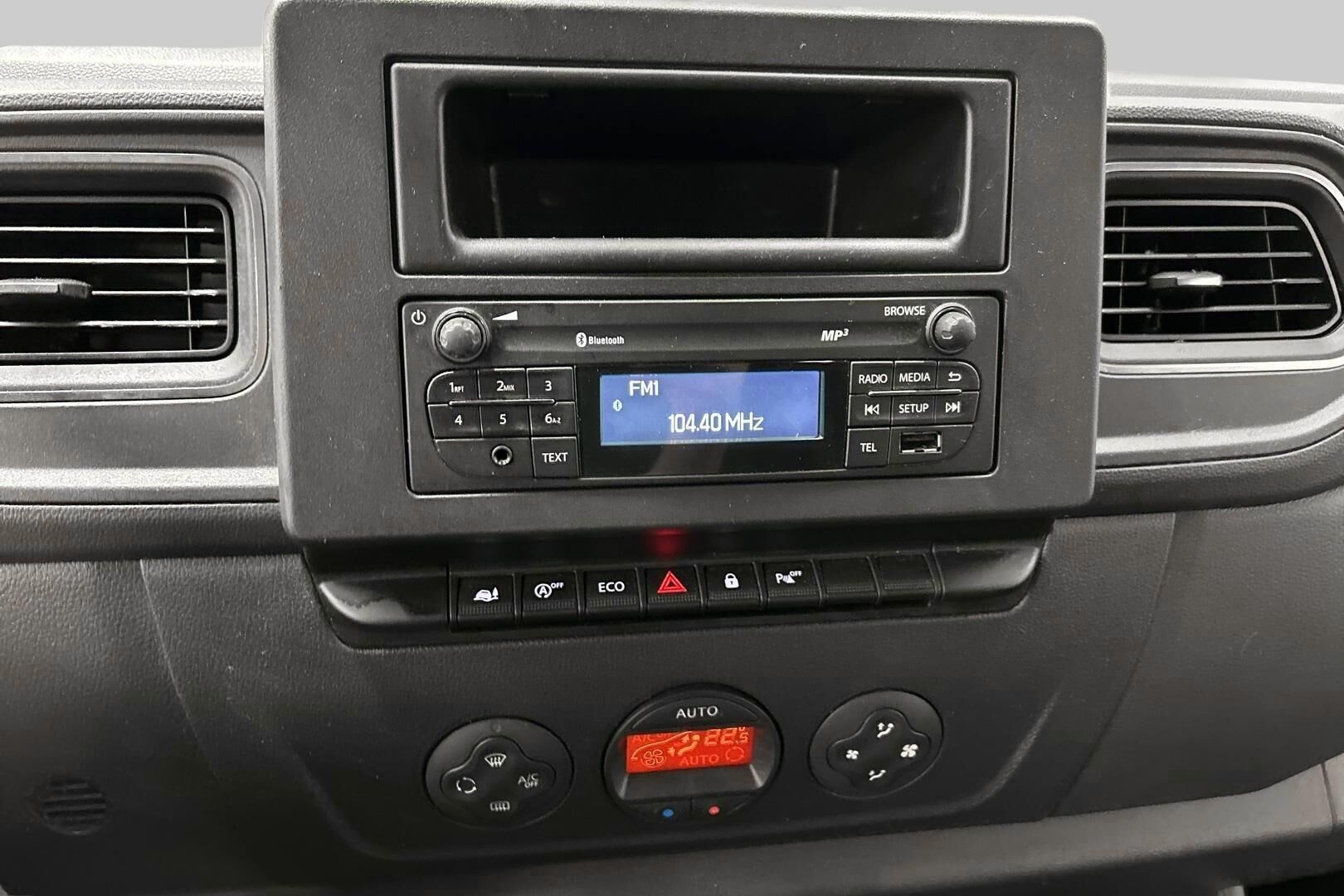 Nissan NV400 iso kuva 16