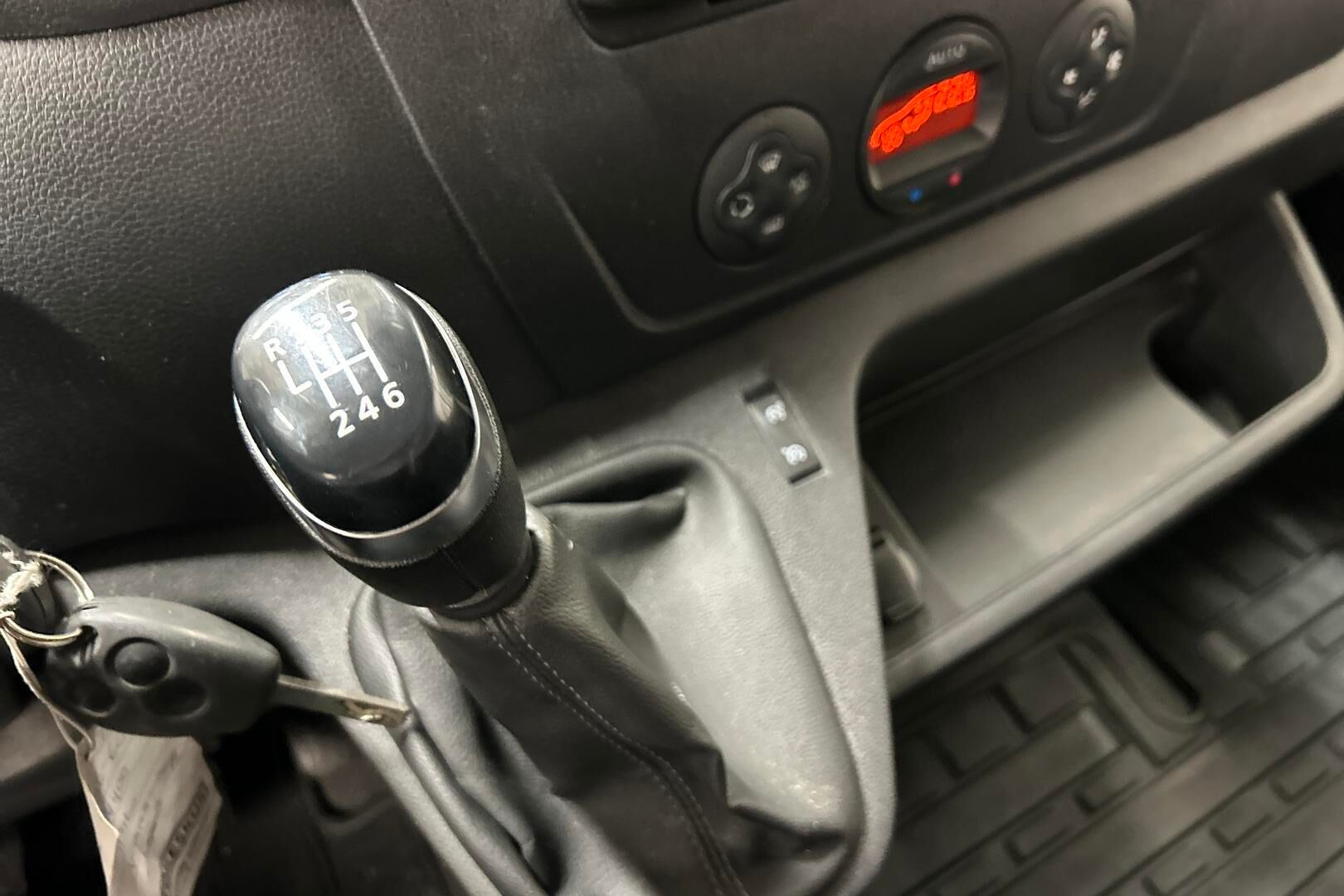 Nissan NV400 iso kuva 17