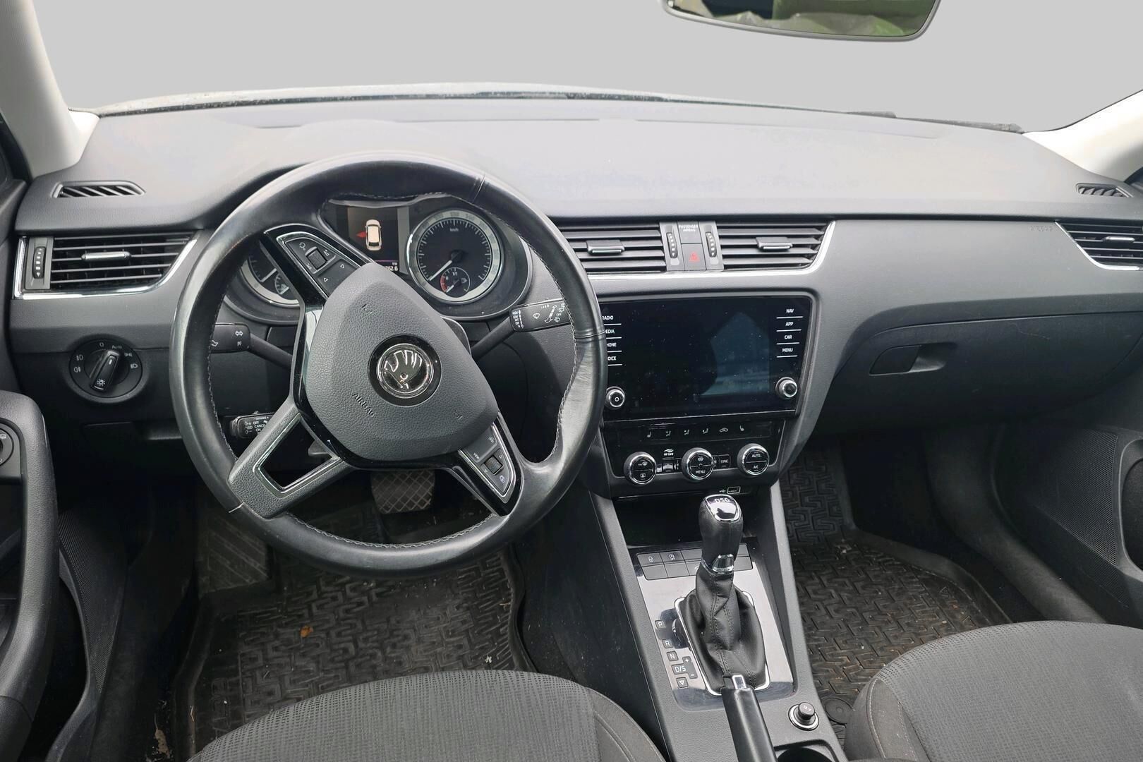 Skoda Octavia iso kuva 2