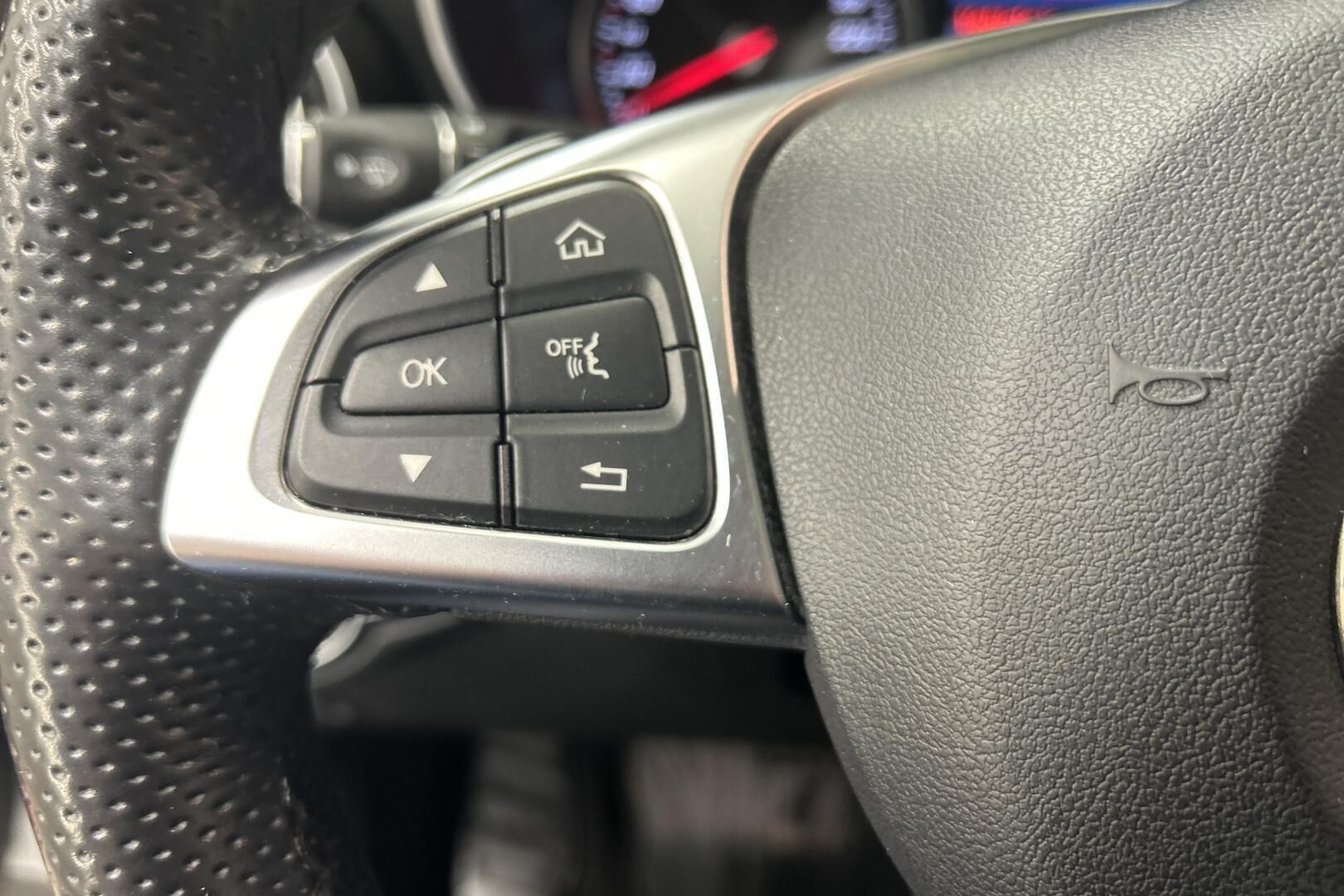 MERCEDES-BENZ GLC iso kuva 18