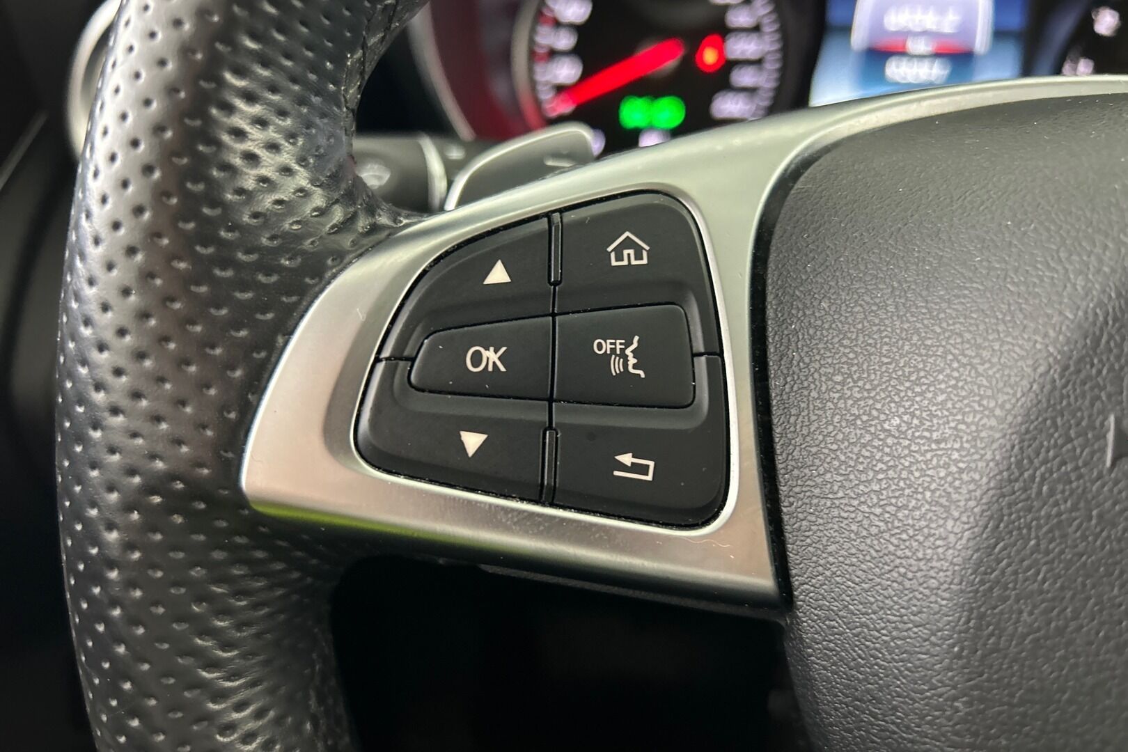 MERCEDES-BENZ GLC iso kuva 17