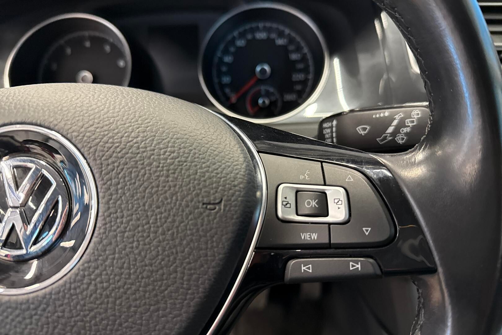 Volkswagen Golf iso kuva 17