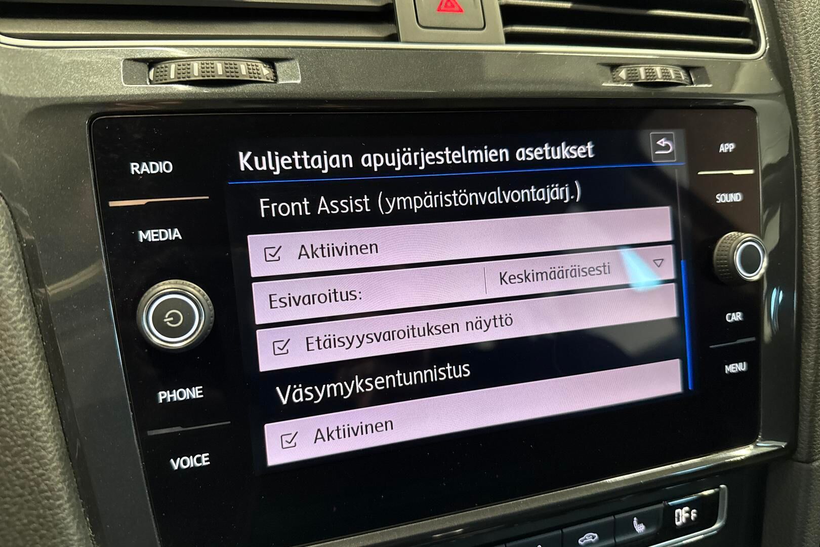 Volkswagen Golf iso kuva 21