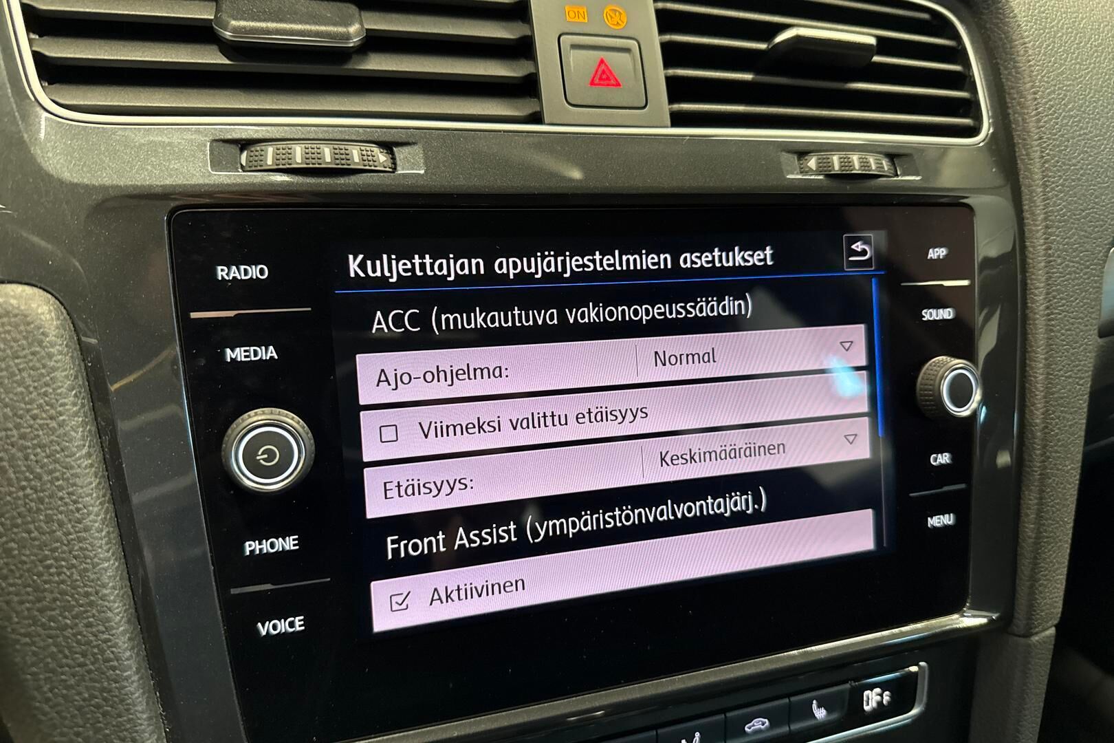 Volkswagen Golf iso kuva 18