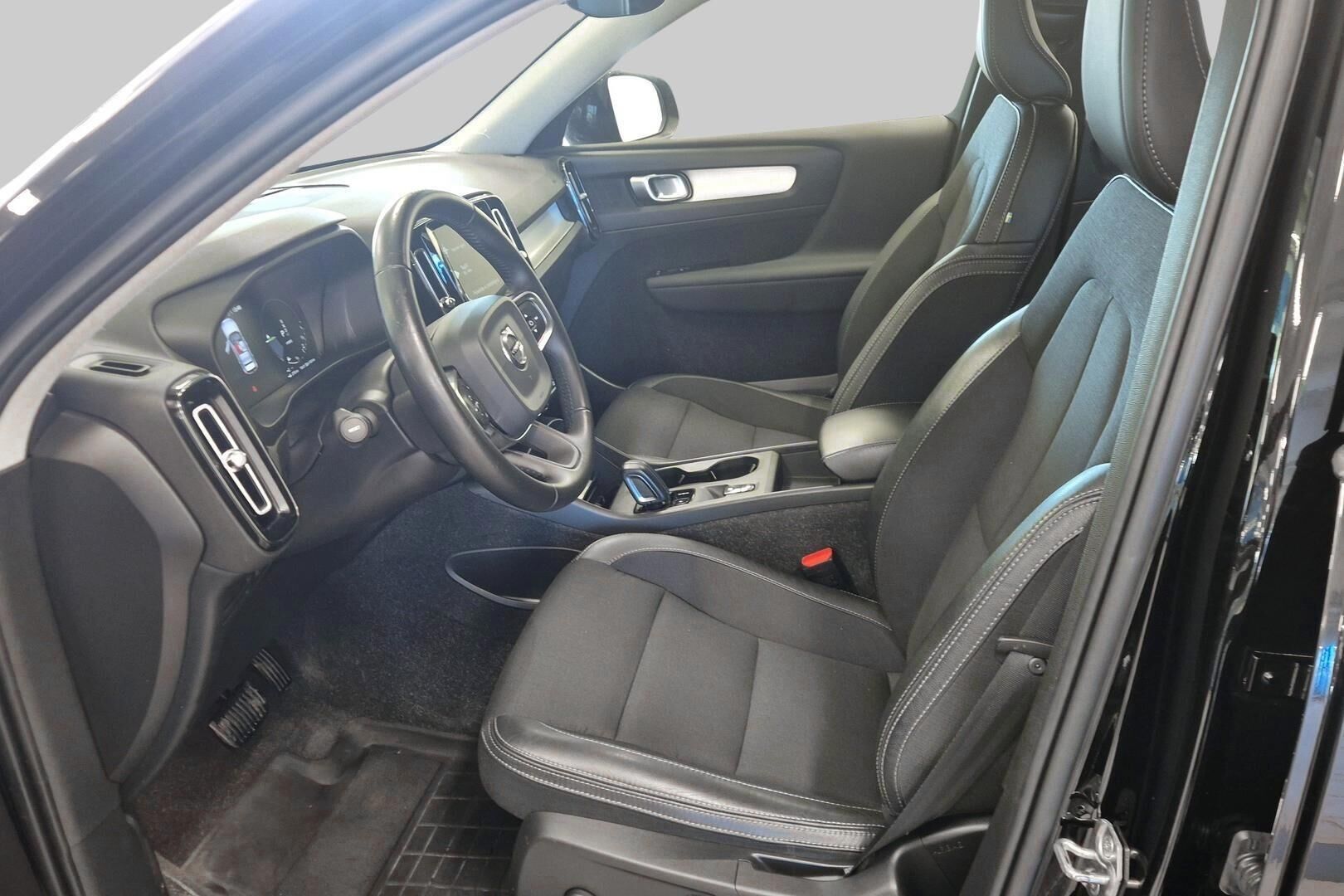 Volvo XC40 iso kuva 9