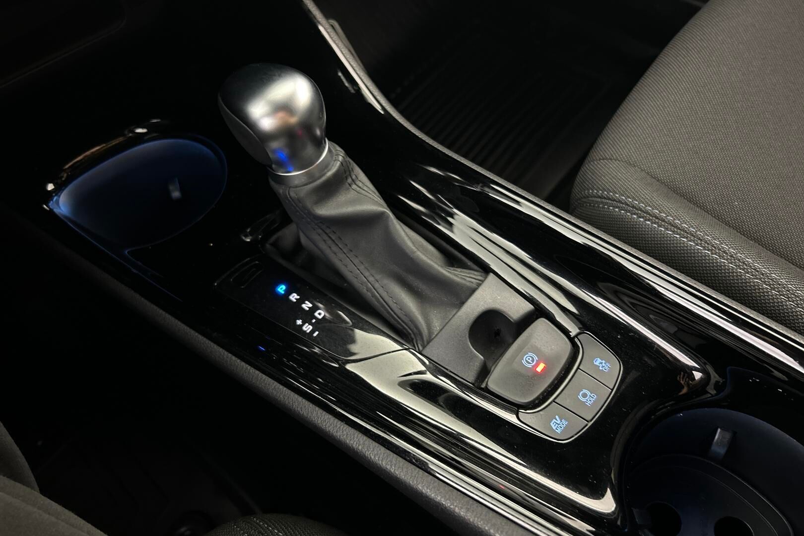Toyota C-HR iso kuva 19