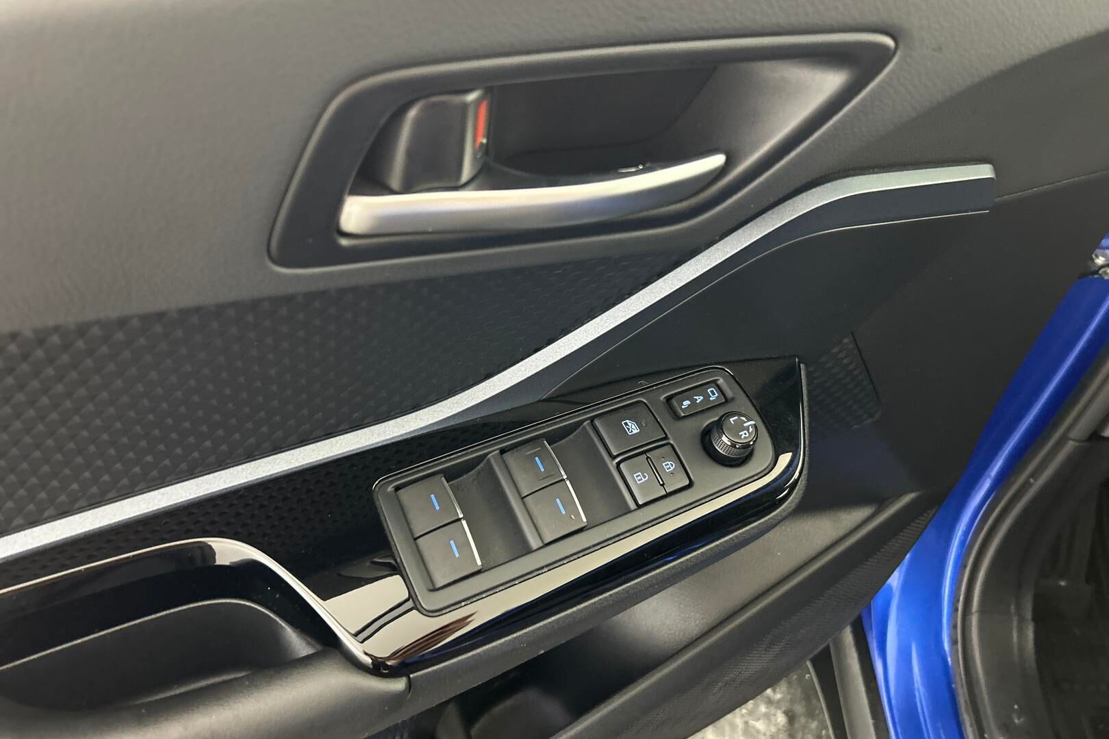 Toyota C-HR iso kuva 24