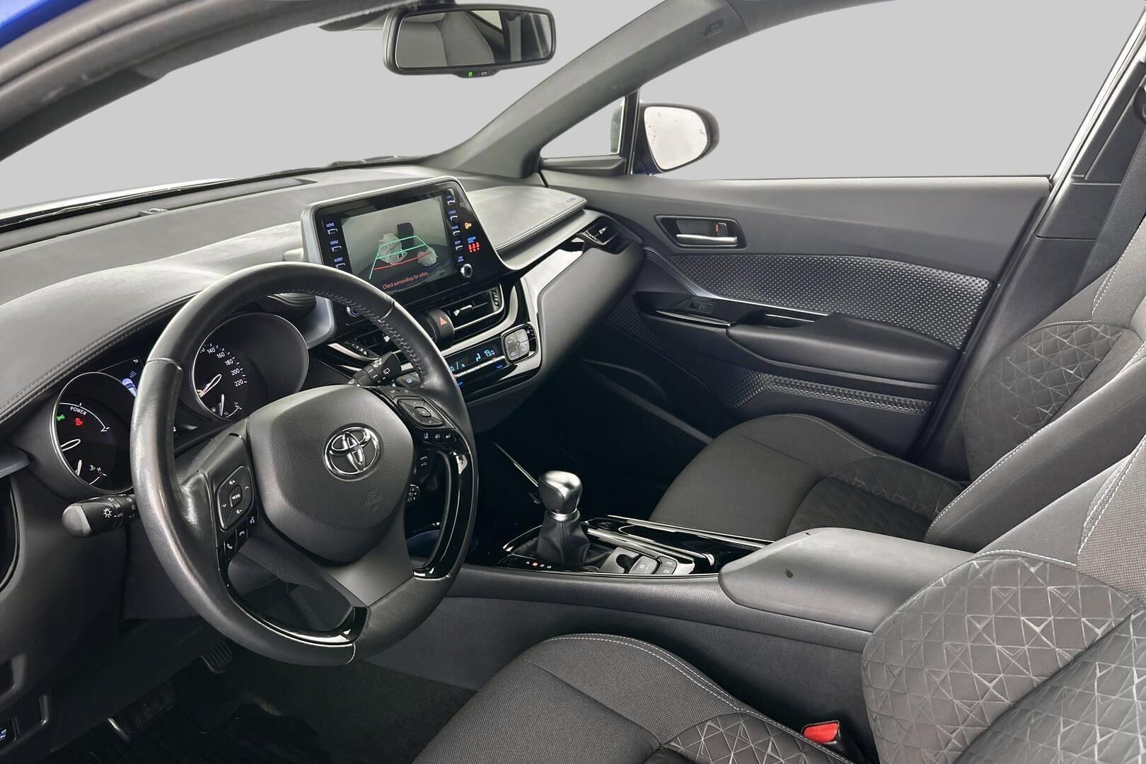 Toyota C-HR iso kuva 8
