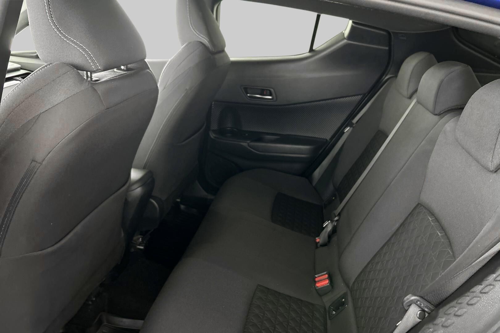 Toyota C-HR iso kuva 9