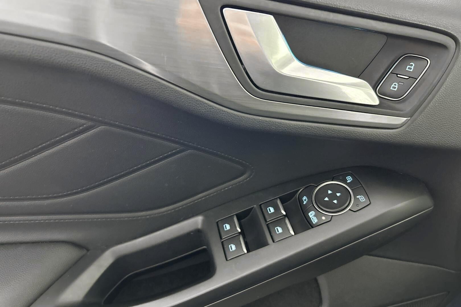 Ford Focus iso kuva 25