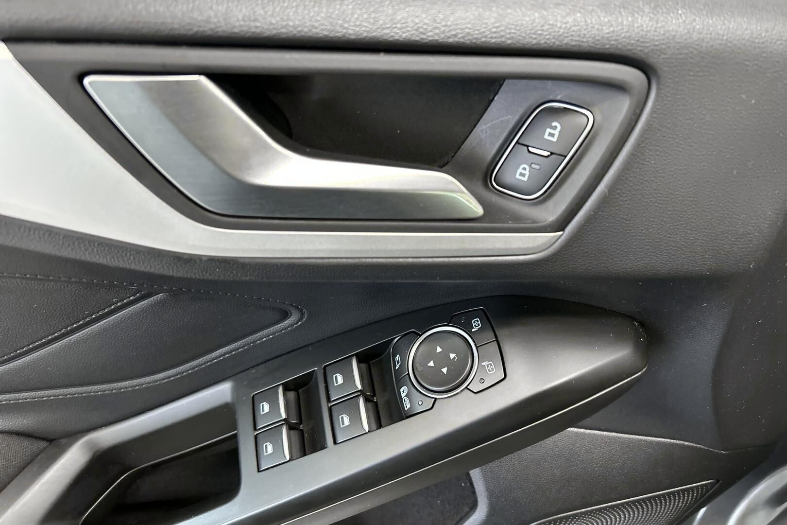 Ford Focus iso kuva 14