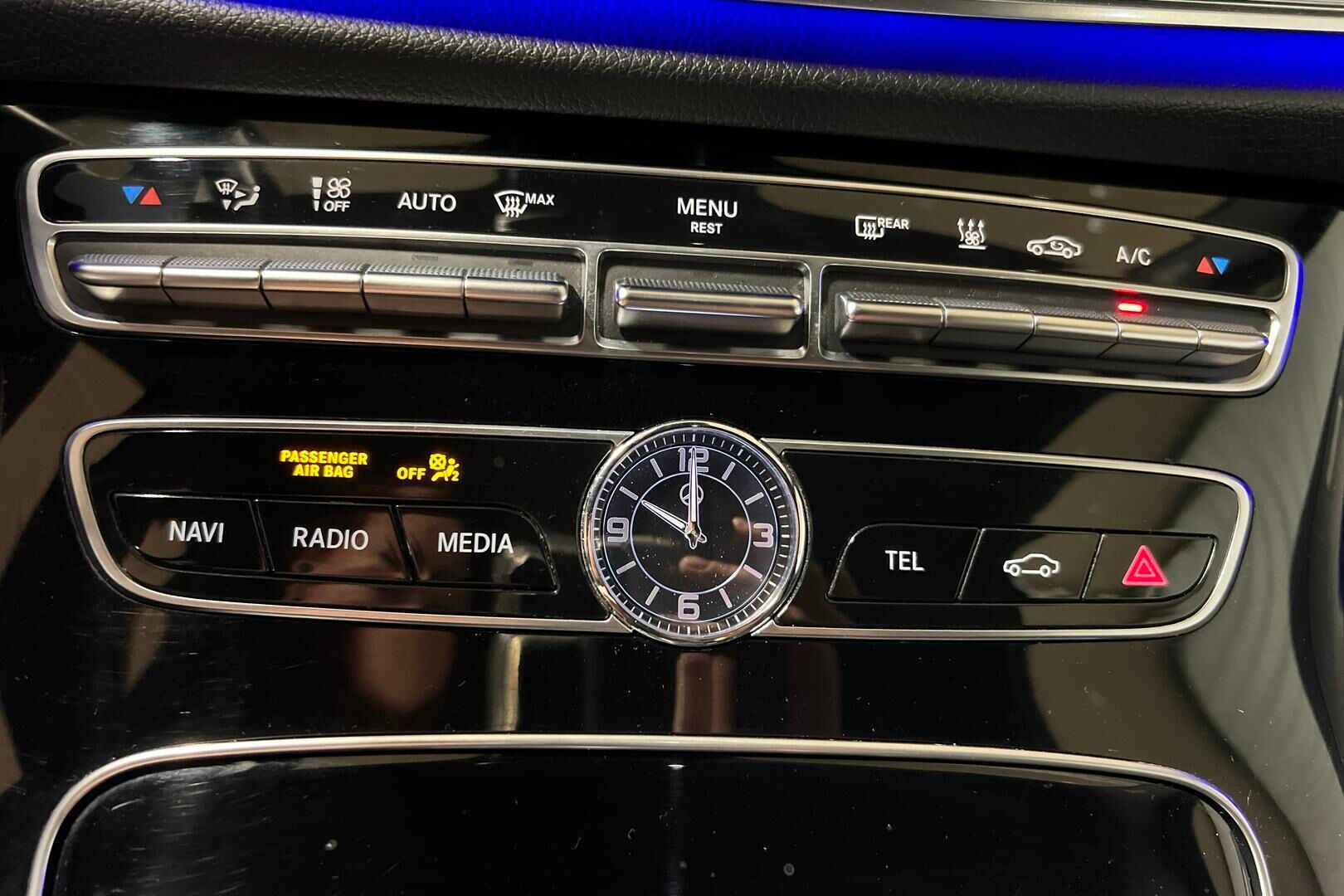 Mercedes-Benz E iso kuva 19