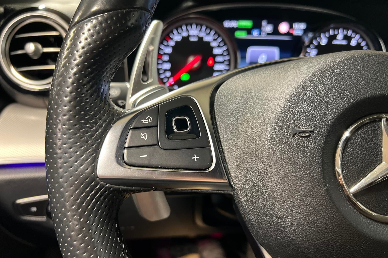 Mercedes-Benz E iso kuva 20