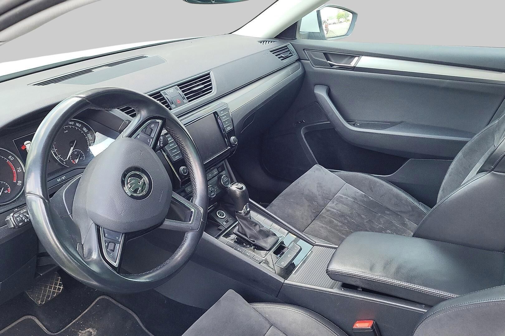 Skoda Superb iso kuva 1