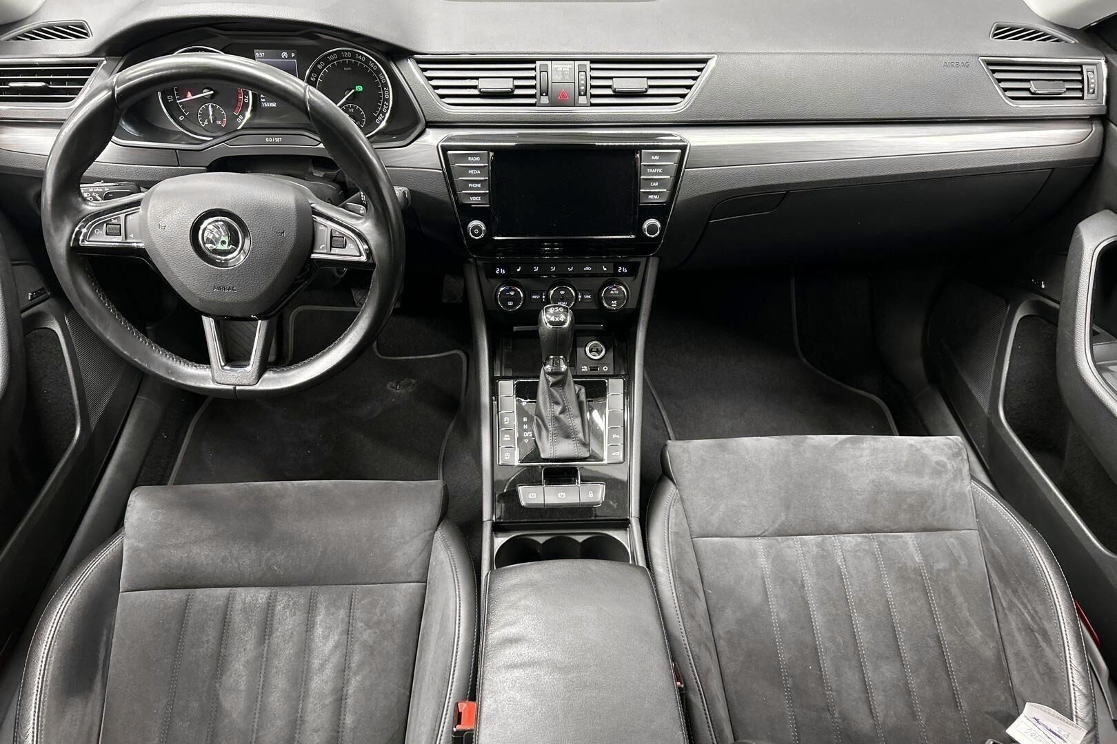 Skoda Superb iso kuva 10