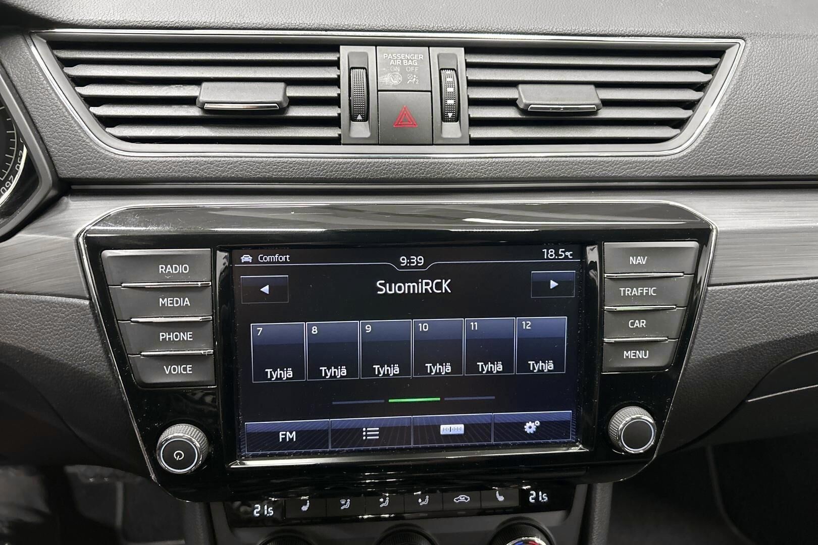 Skoda Superb iso kuva 16
