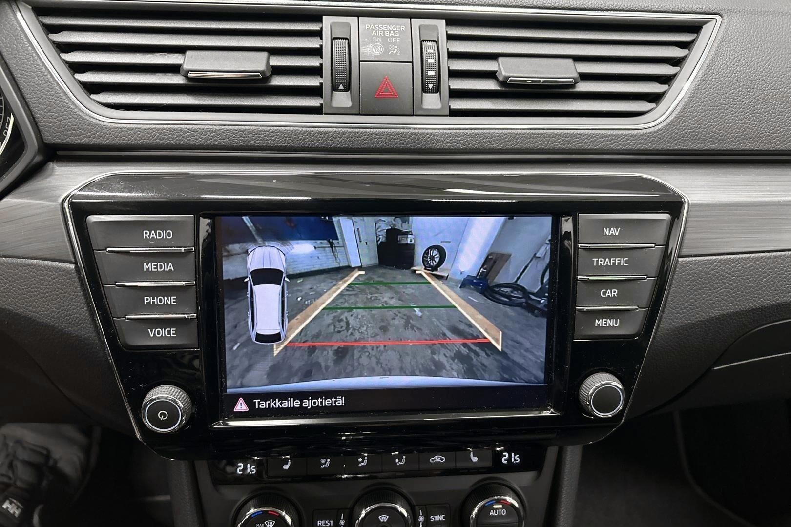 Skoda Superb iso kuva 17