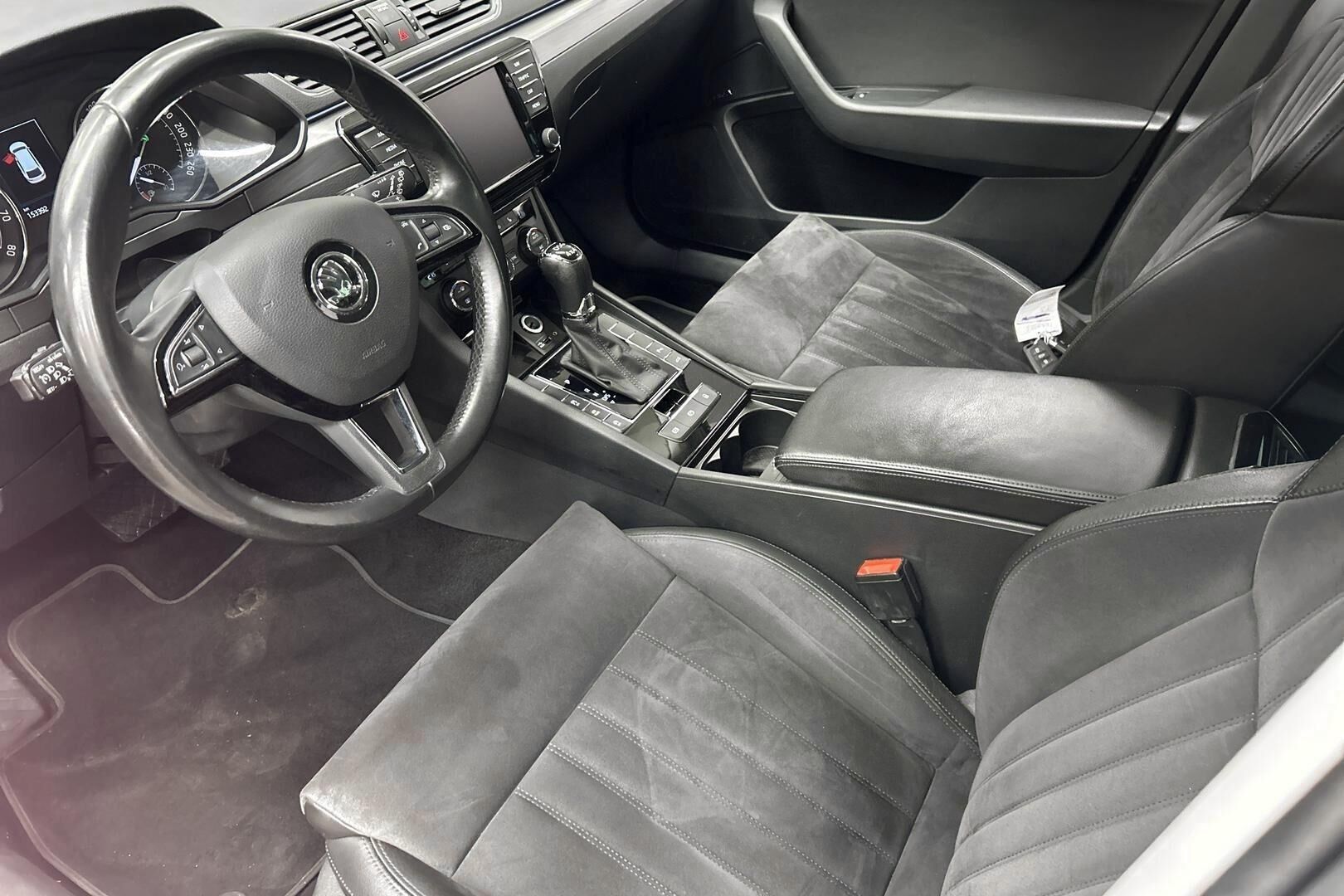 Skoda Superb iso kuva 8