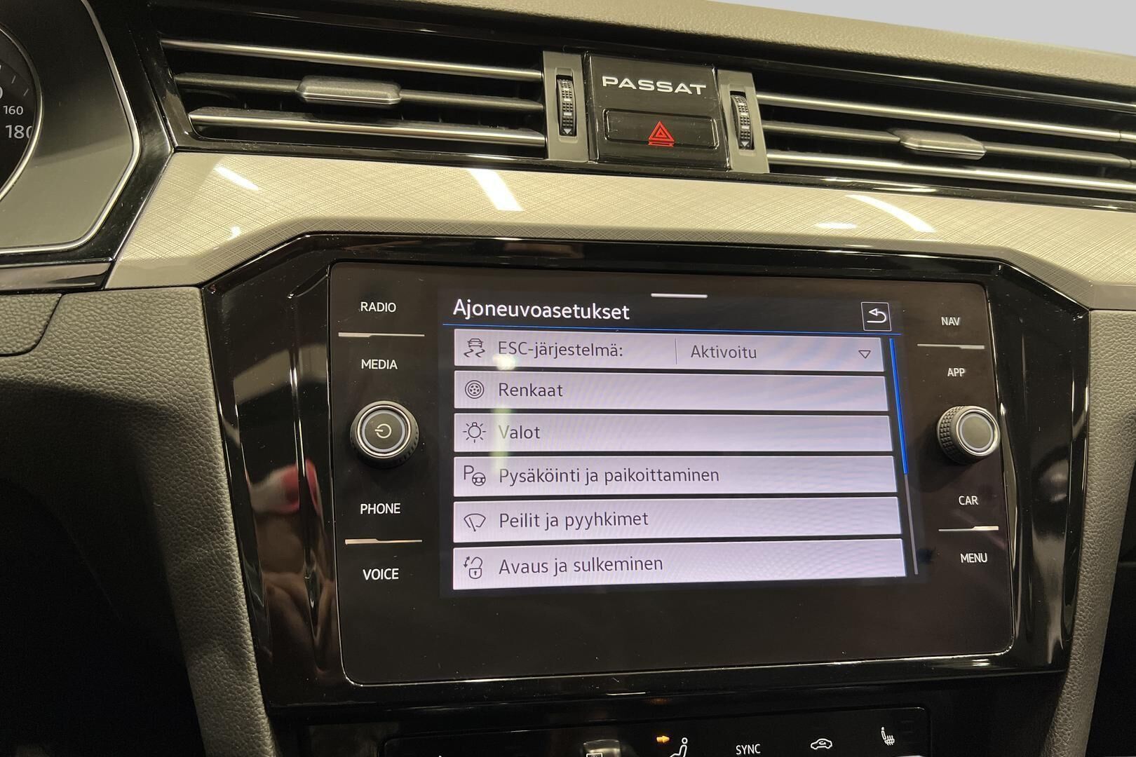 Volkswagen Passat iso kuva 23