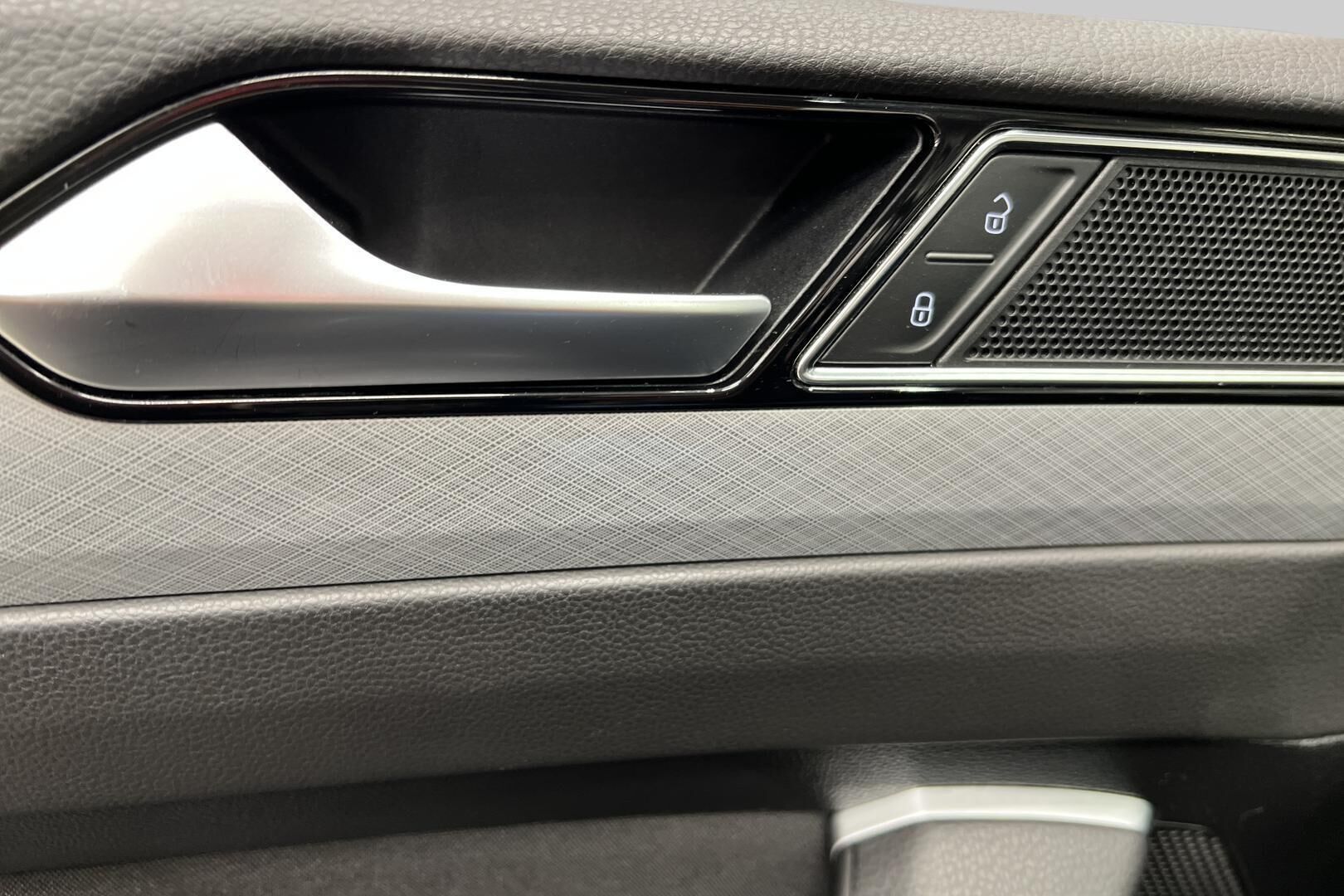 Volkswagen Passat iso kuva 32