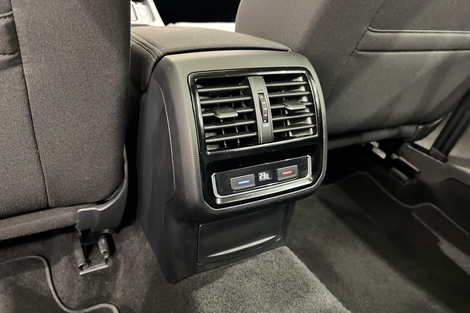 Volkswagen Passat iso kuva 33