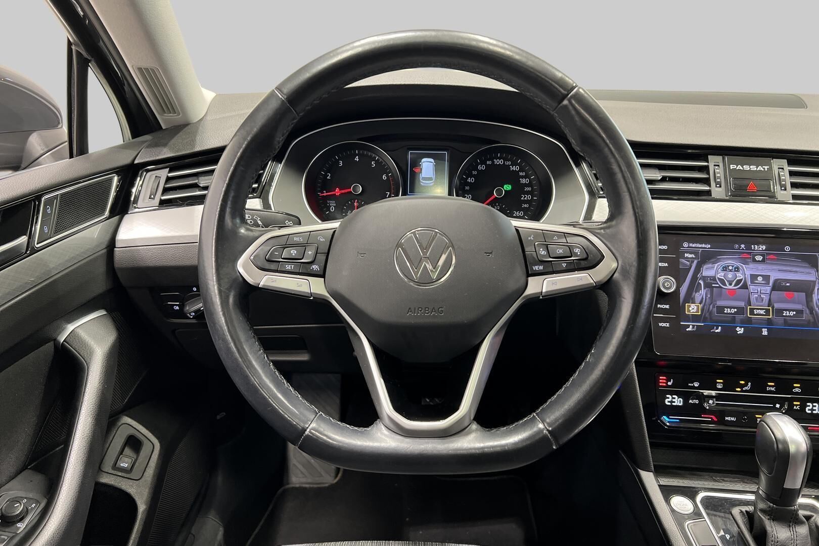 Volkswagen Passat iso kuva 12