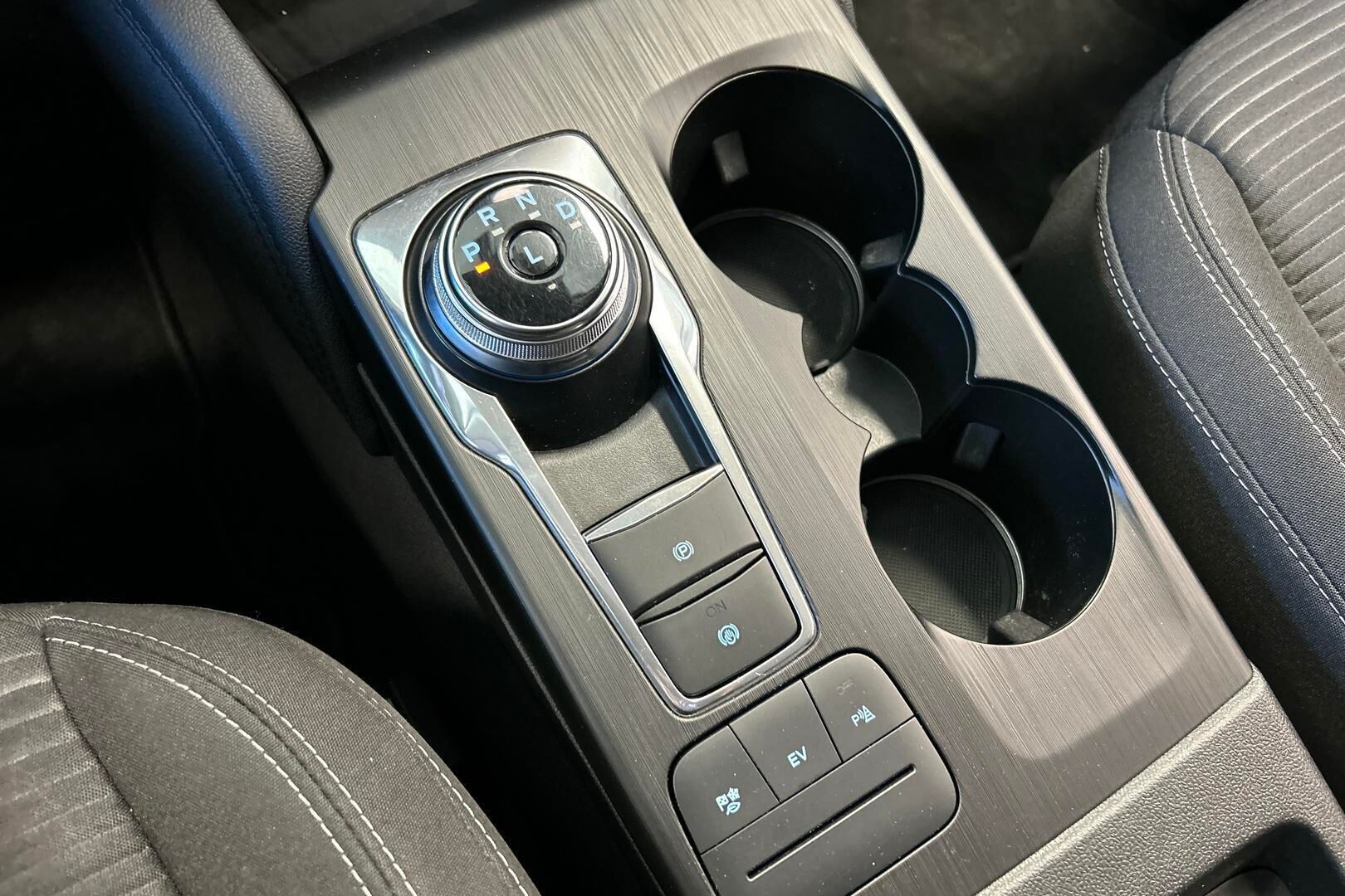 Ford Kuga iso kuva 19