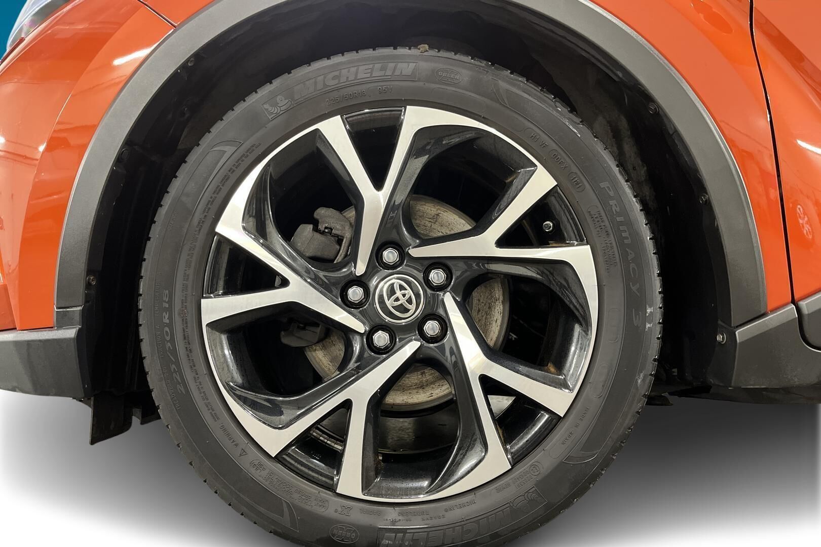 Toyota C-HR iso kuva 10