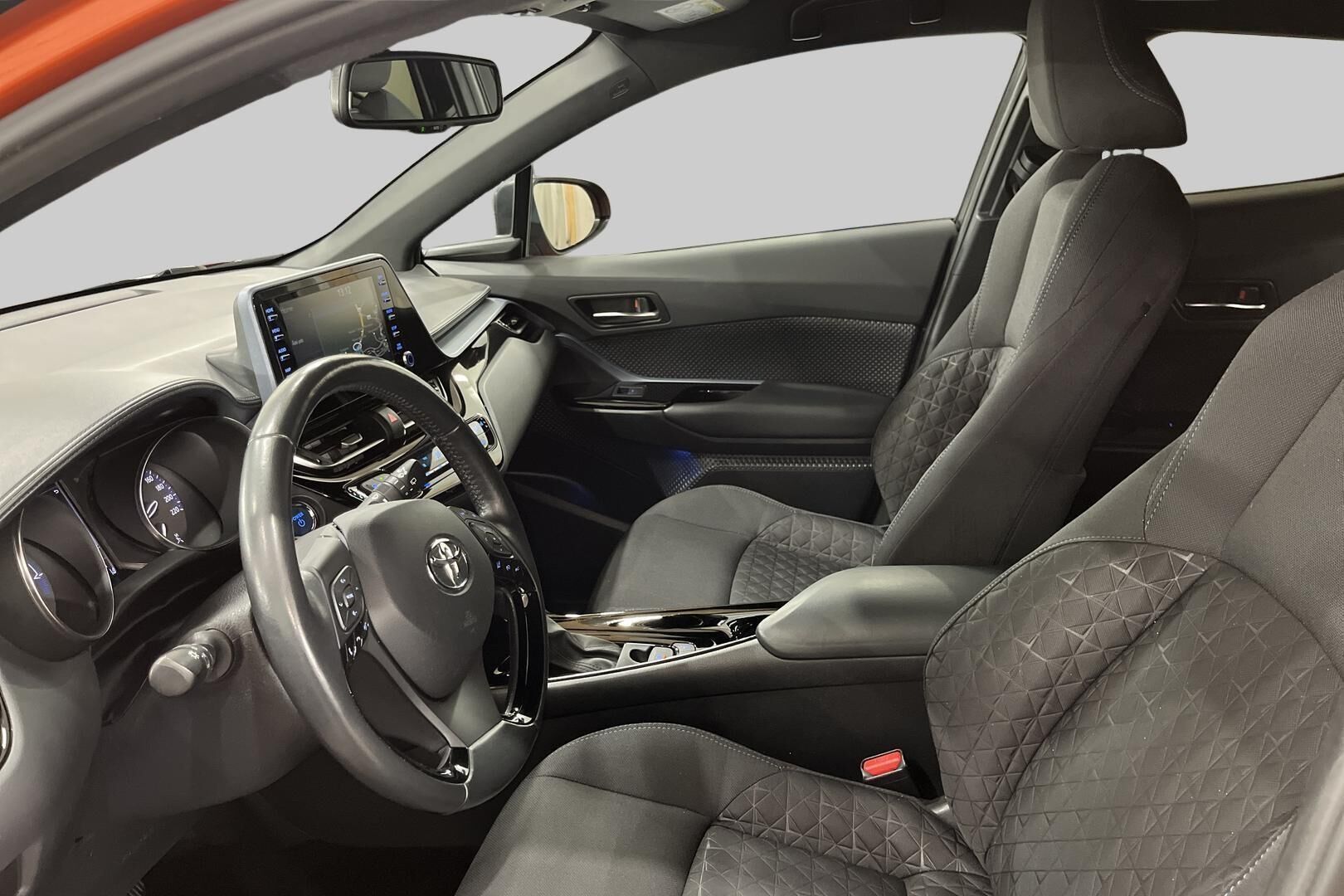 Toyota C-HR iso kuva 6