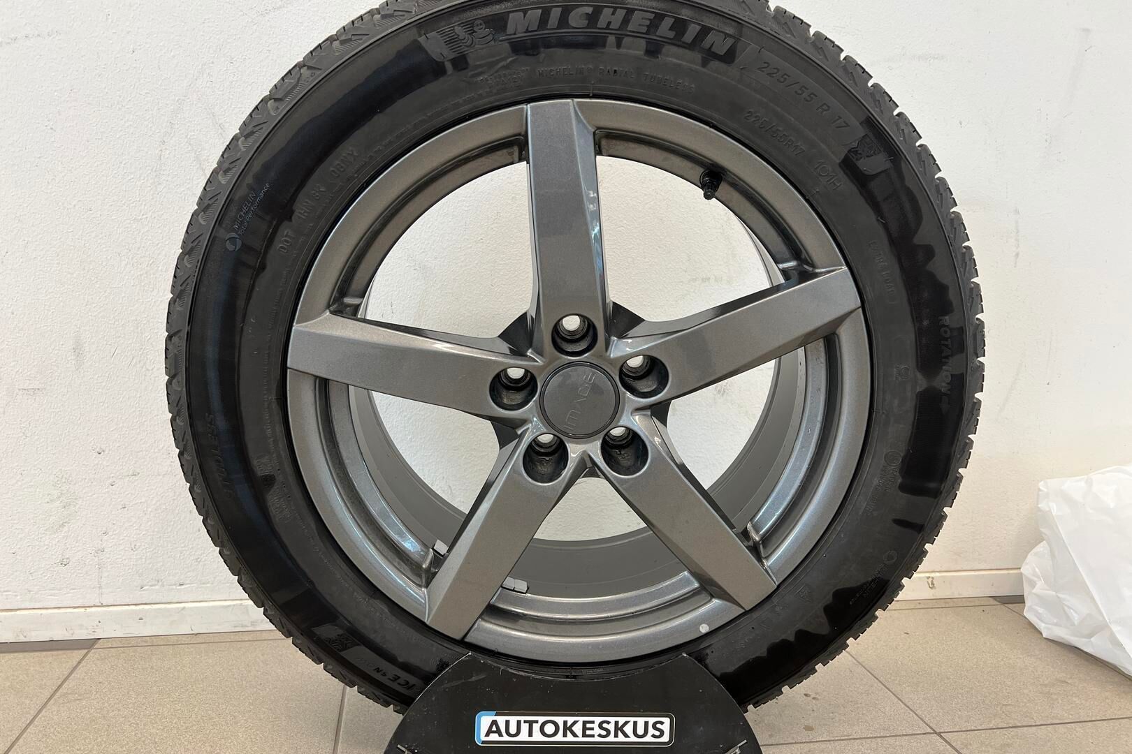 BMW i4 iso kuva 17