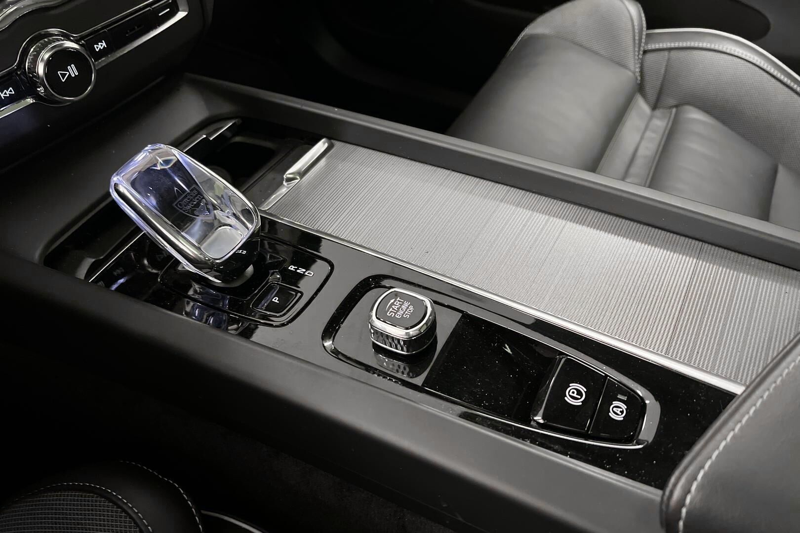 Volvo XC60 iso kuva 16