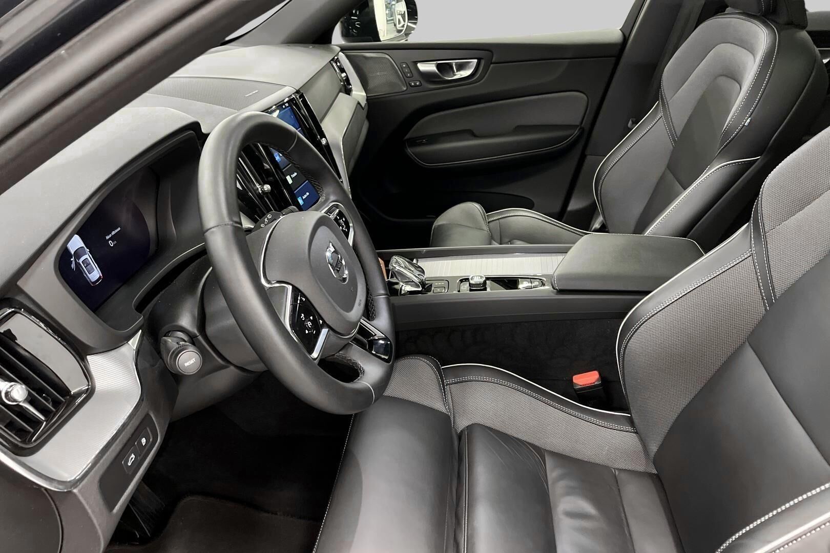Volvo XC60 iso kuva 9