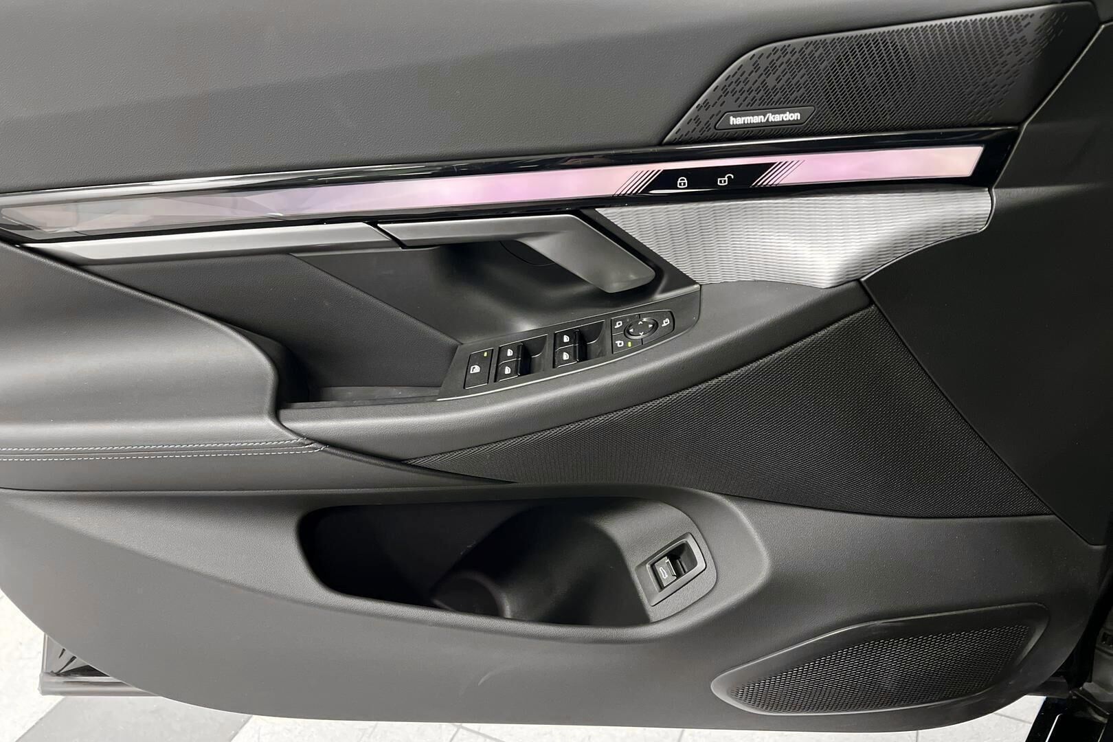 BMW i5 iso kuva 13