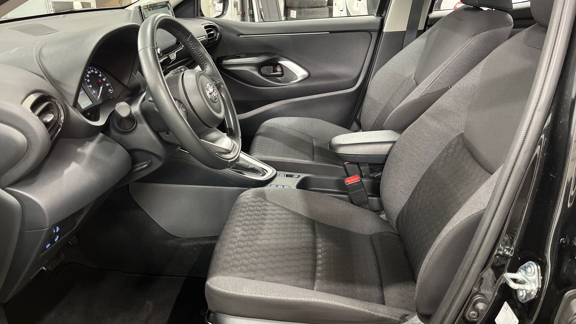 Toyota Yaris iso kuva 7