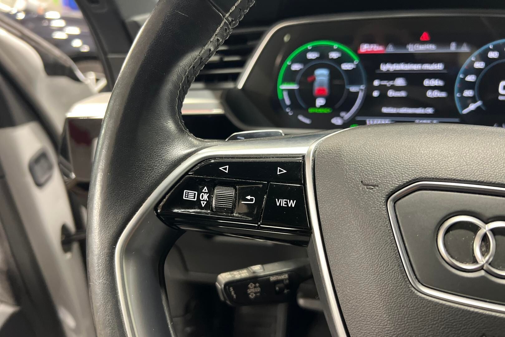 Audi e-tron iso kuva 17