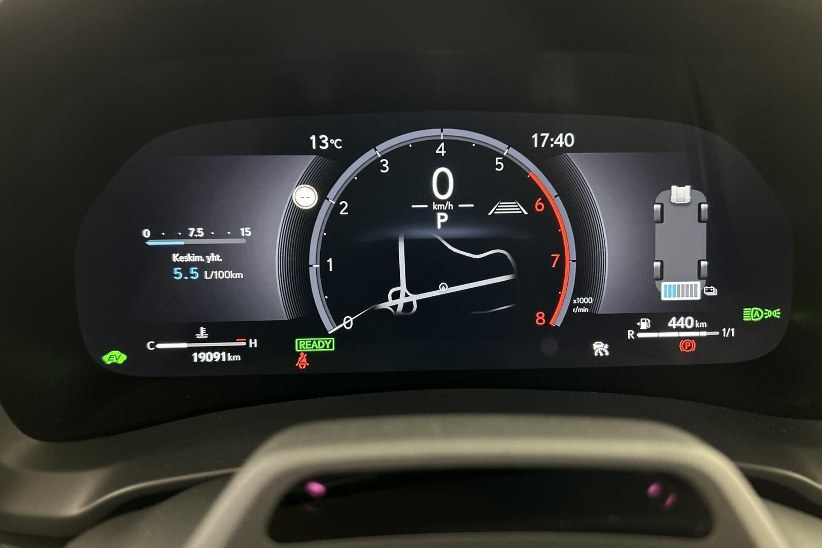 Lexus LBX iso kuva 11